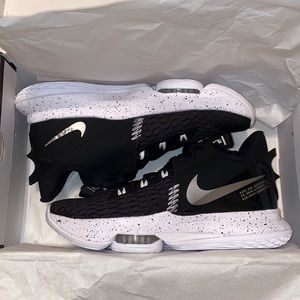 Nike LeBron Witness 5 Basketball Shoe